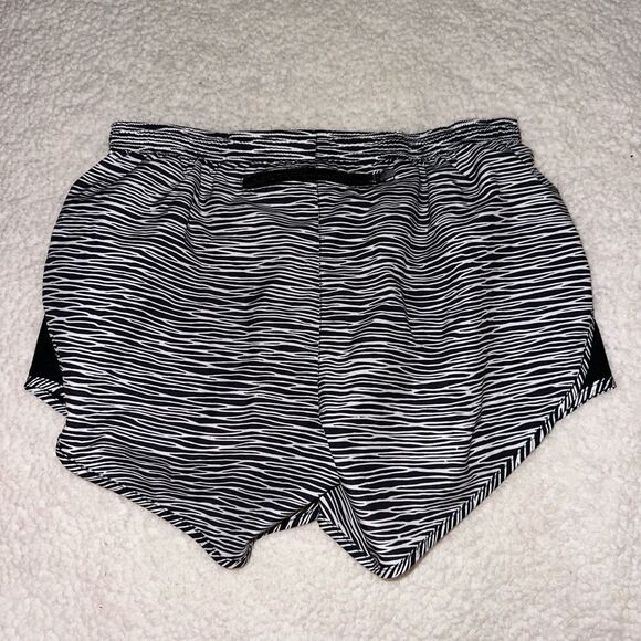 Nike Women’s Drifit Black White Zebra Striped Running Shorts Small EUC - Picture 4 of 5